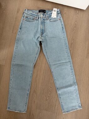 Men’s Straight Light Wash Denim Jeans